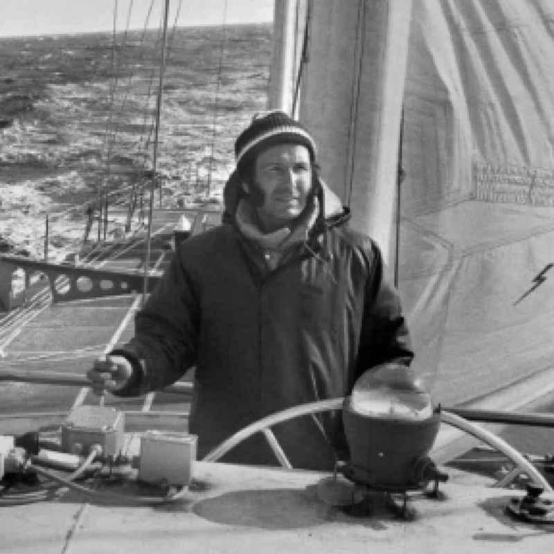 Le navigateur Alain Colas sur son bateau Manureva