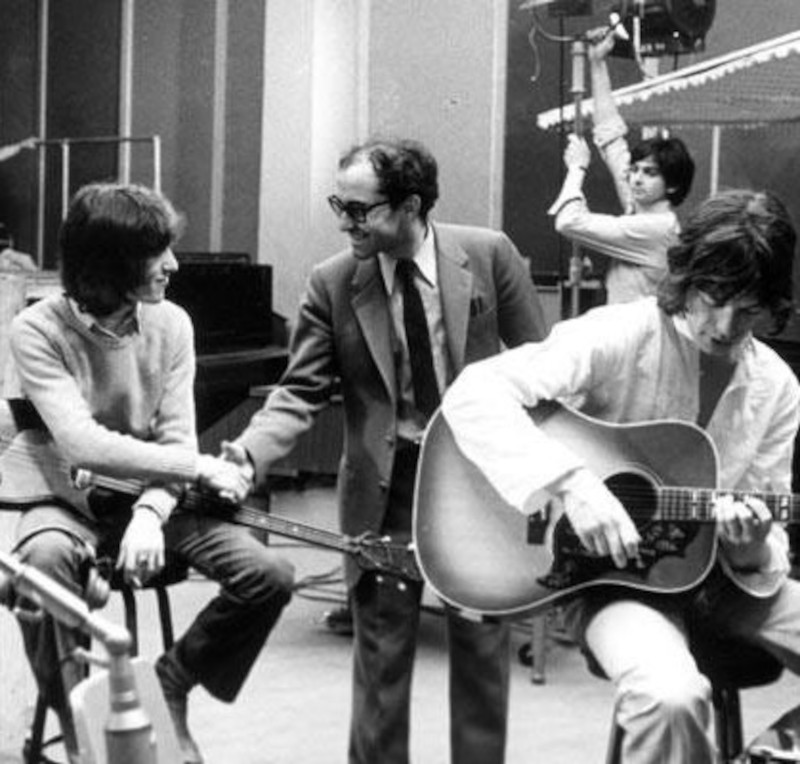 Jean Luc Godard serrant la main à Bill Wyman sur le tournage de One + one