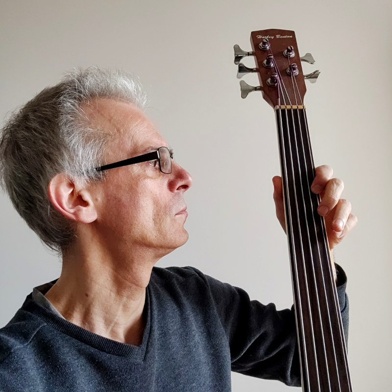 Montage montrant Lucas Sanner en médaillon jouant de la contre basse