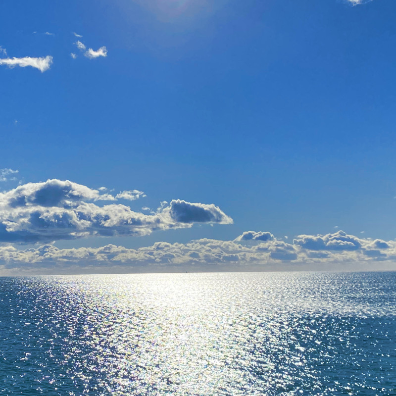 L'océan reflétant les rayons du soleil.